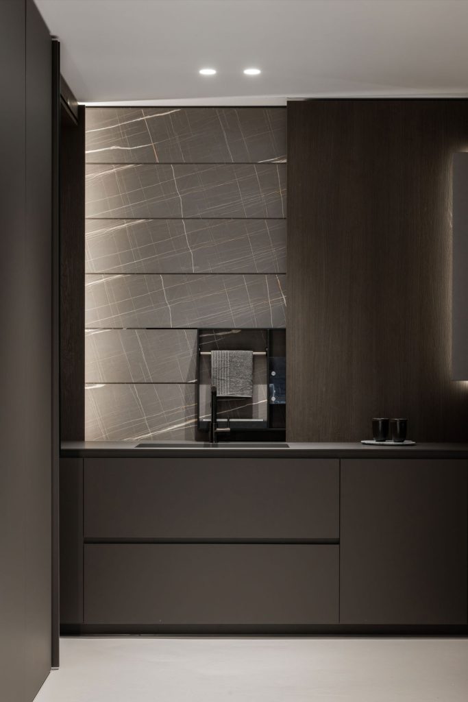 Bucătărie pe comandă Made in Italy – Showroom Design Radar Bucuresti - bucatarie gri cu blat din fenix