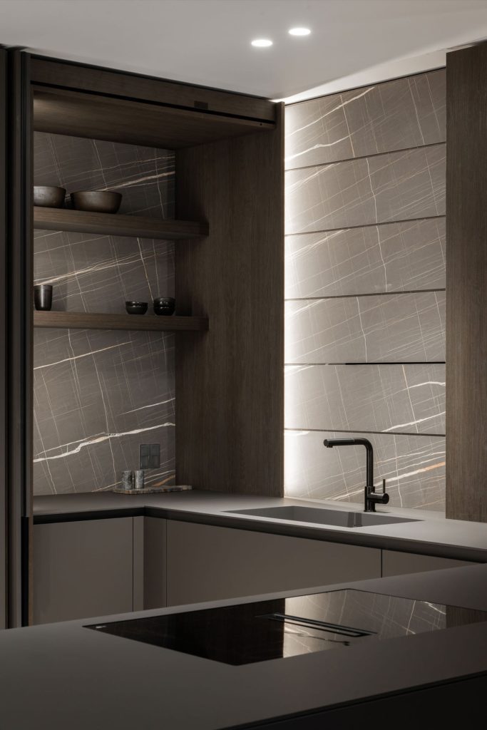 Bucătărie pe comandă Made in Italy – Showroom Design Radar Bucuresti - bucatarie gri cu blat din fenix