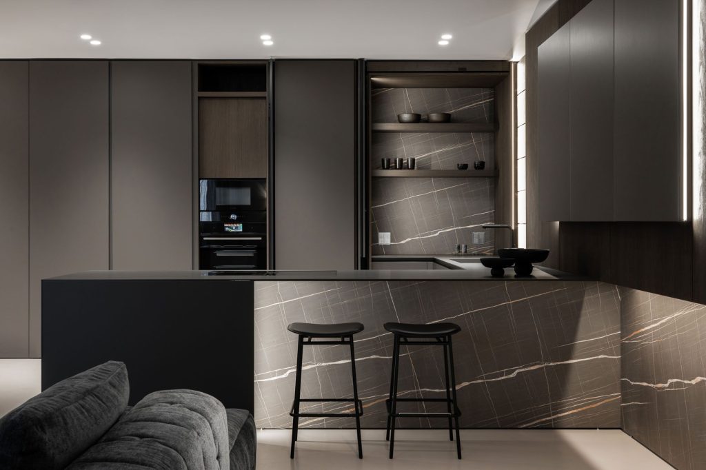 Bucătărie pe comandă Made in Italy – Showroom Design Radar Bucuresti - bucatarie gri cu blat din fenix6