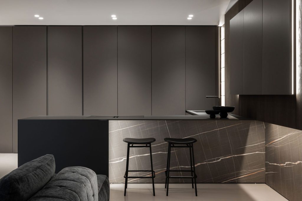 Bucătărie pe comandă Made in Italy – Showroom Design Radar Bucuresti - bucatarie gri cu blat din fenix